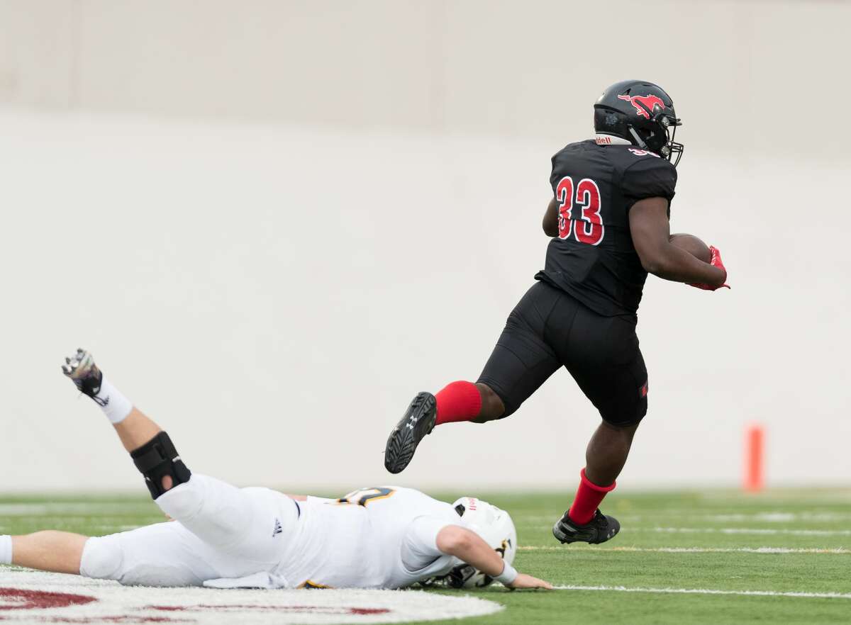 High school football playoffs: Miller speeds past Hidalgo to advance