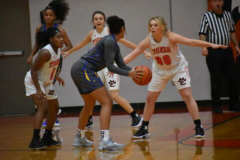 Girls Basketball Tigers Grit Out Two Home Wins The Edwardsville