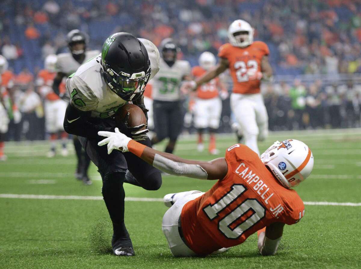 Houston, TX, USA. 23rd Nov, 2019. North Texas Mean Green quarterback Mason  Fine (6) throws a pass during the 3rd quarter of an NCAA football game  between the North Texas Mean Green