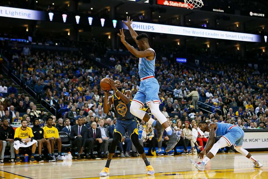 Kevin Durant (35), striker of the Golden State Warriors, pretends to tempt Harry Giles (20), the Sacramento Kings striker, in the second half of an NBA game at Oracle Arena on Saturday, November 24, 2018 in Oakland, California. Photo: Santiago Mejia / The chronicle