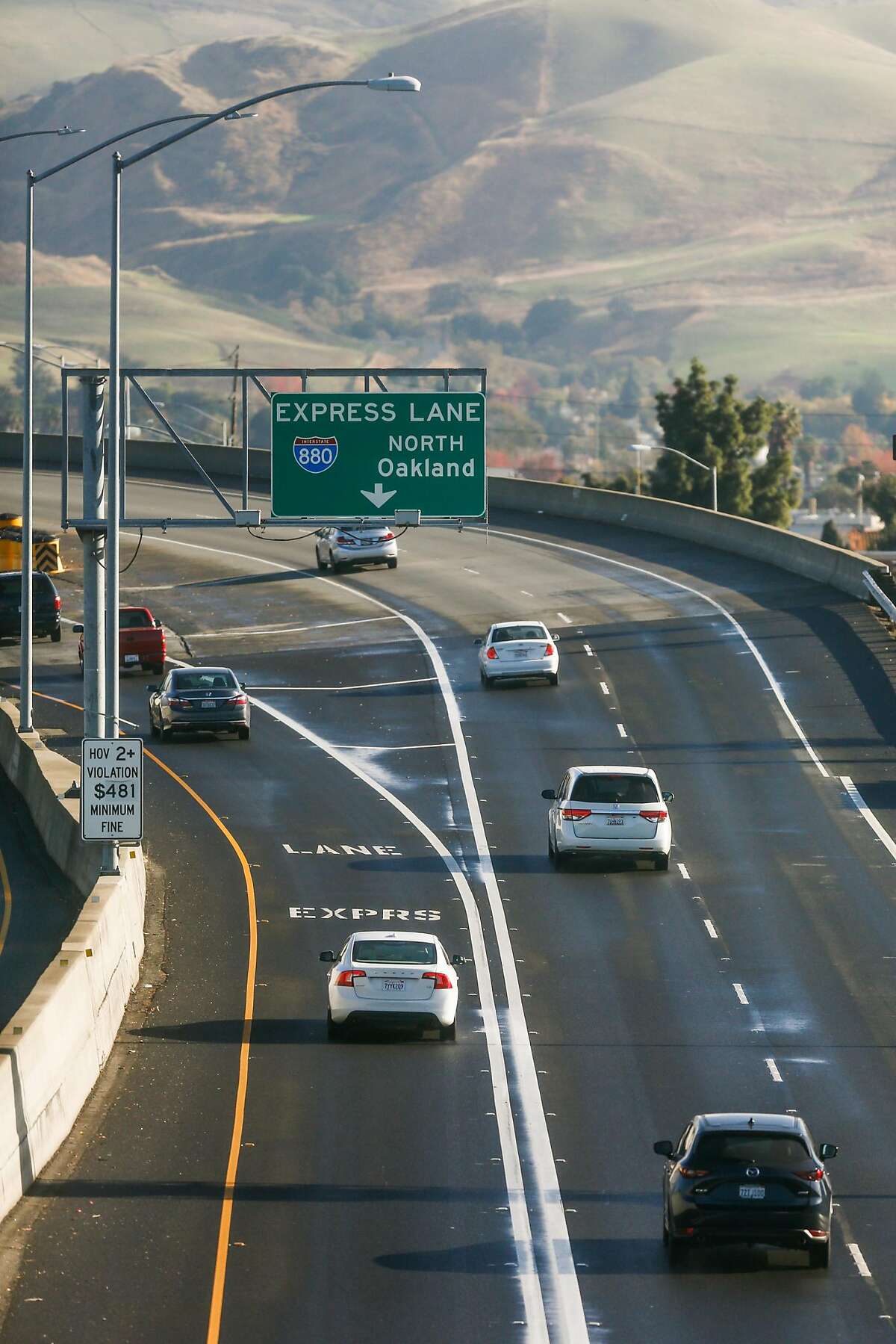 2017年11月27日，周一，早上通勤者在加利福尼亚州米尔皮塔斯的237-880高速公路交汇处向南行驶，经过一个快速车道的标志。