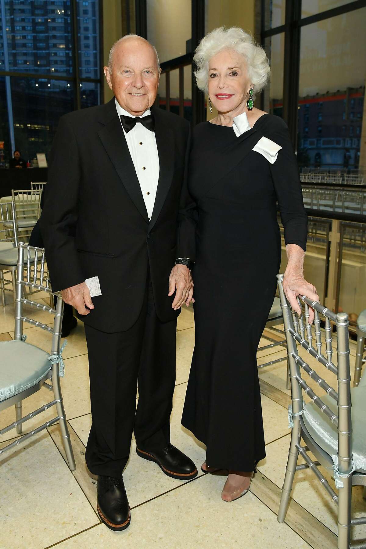 9月20日，查尔斯·约翰逊和安·约翰逊在纽约大卫·格芬大厅参加了纽约爱乐乐团的开幕晚会:纽约，与贾普见面。(图片来源:迈克·科波拉/盖蒂图片社，纽约爱乐乐团)