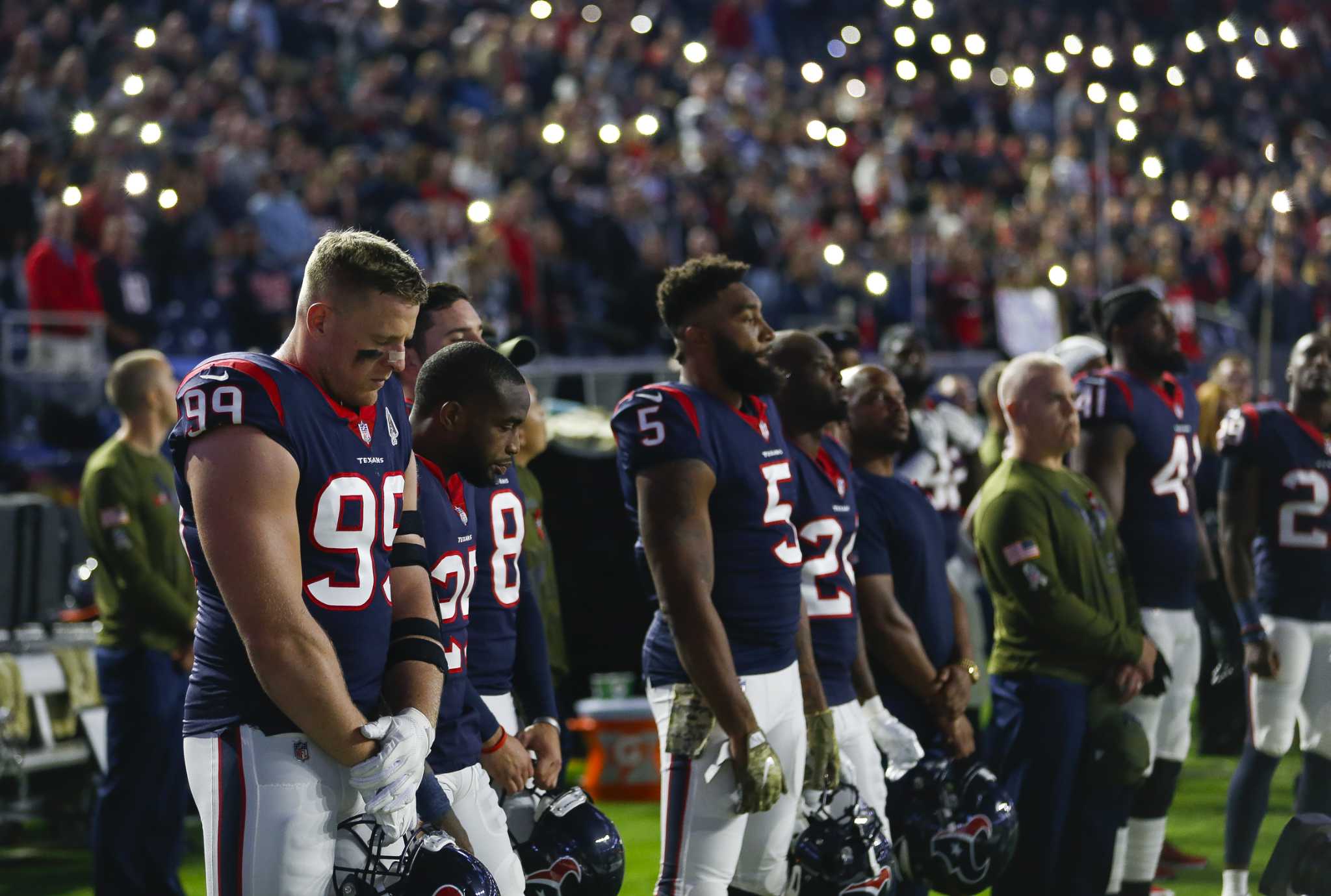 Houston, Texas, USA. 1st Nov, 2015. Tennessee Titans linebacker Steven  Johnson (52) prays prior to an NFL game between the Houston Texans and the  Tennessee Titans at NRG Stadium in Houston, TX