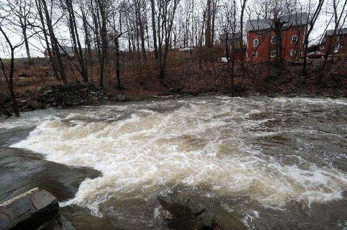 NWS issues flood warning for Still River in Brookfield