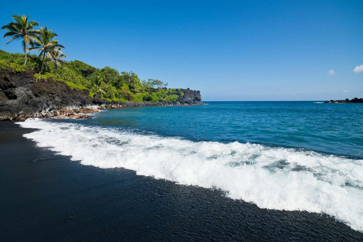 19. Honokalani Beach, Maui, HawaiiUntouched beauty: 9/10Remoteness: 7/10Sand and water quality: 9/10Annual days of sunshine: 273Average annual temperature: 68 degrees“Black sand, a quiet cove, and calm waters make this one of the best beaches in the world!” – Leigh Kunis, Top 5
