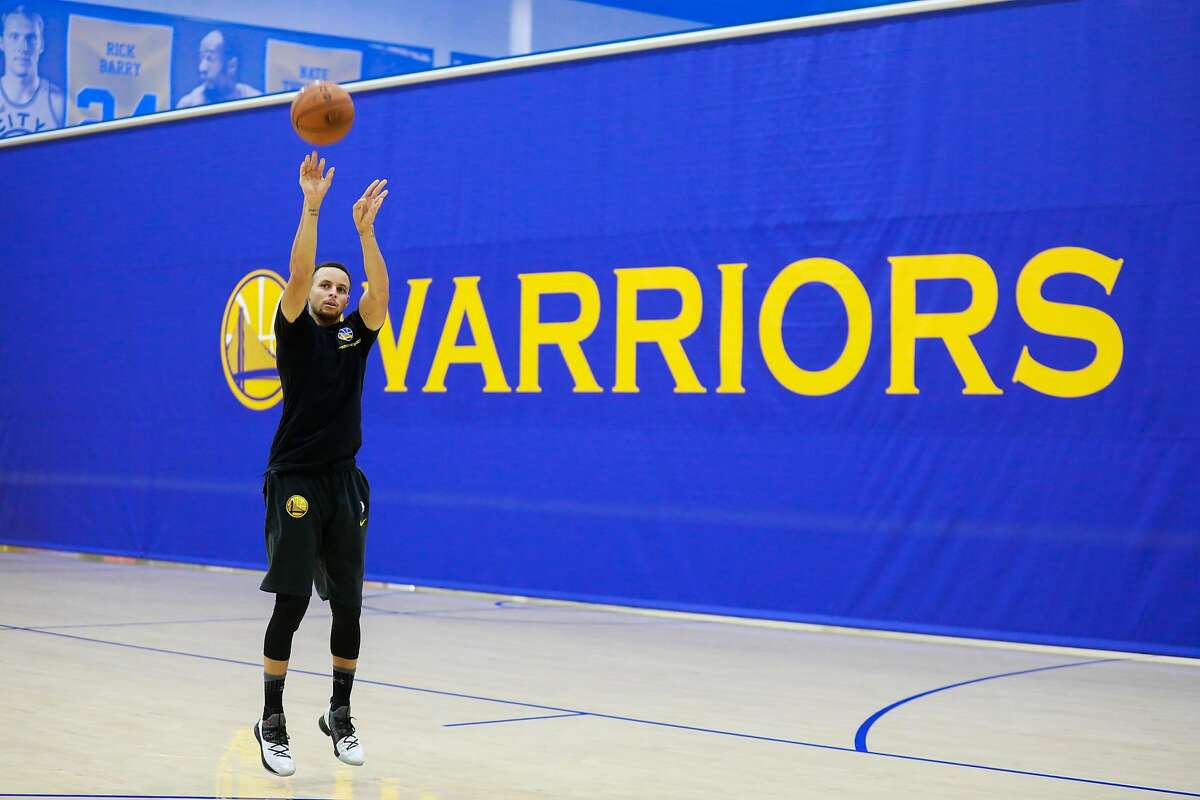 Stephen Curry at the 2018 NBA All-Star Game Practice  Stephen curry  photos, Stephen curry basketball, Stephen curry