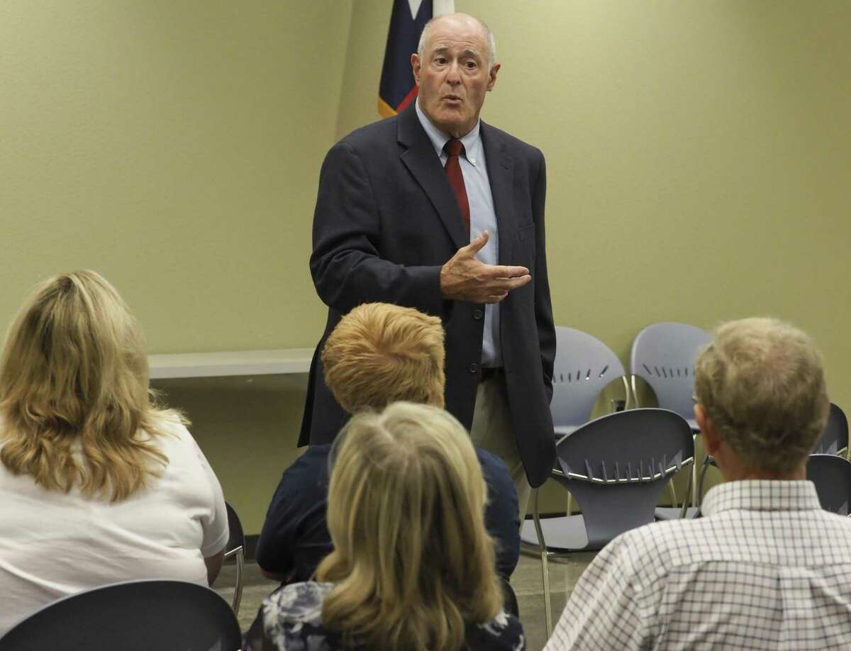 Senator Kel Seliger talks 08/13/18 with area residents during a town hall meeting at the Midland County Public Library Centennial Branch. Tim Fischer/Reporter-Telegram