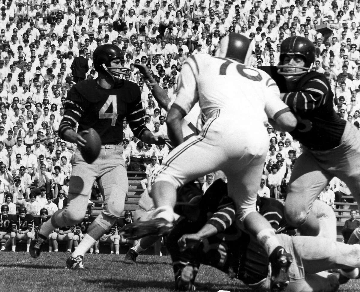 BERKELEY, CA - 1962: Craig Morton #4 of the University of California Golden Bears looks to pass circa 1962 at Memorial Stadium in Berkeley, California. (Photo California/Collegiate Images/Getty Images)
