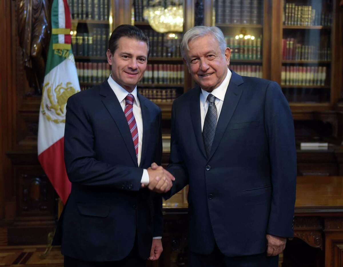 ARCHIVO— Enrique Peña Nieto y Andrés Manuel López Obrador, se saludan en esta fotografía del 9 de agosto de 2018. López Obrador será investido hoy como Presidente de México para el periodo 2018-2024.