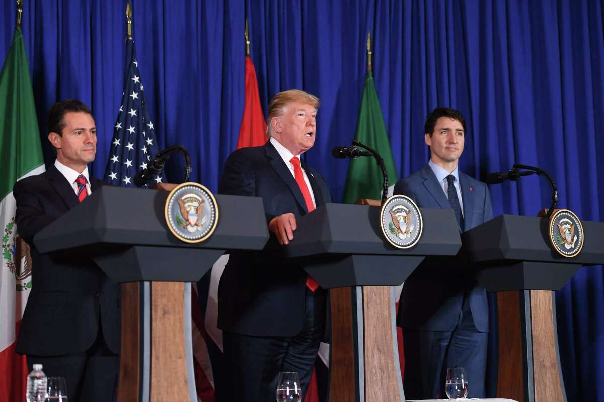 El presidente Donald Trump, centro, junto al primer ministro de Canadá, Justin Trudeau, a la derecha, y al presidente de México, Enrique Peña Nieto, aplaudiendo, antes de firmar el nuevo acuerdo en Buenos Aires, Argentina, el viernes 30 de noviembre de 2018.