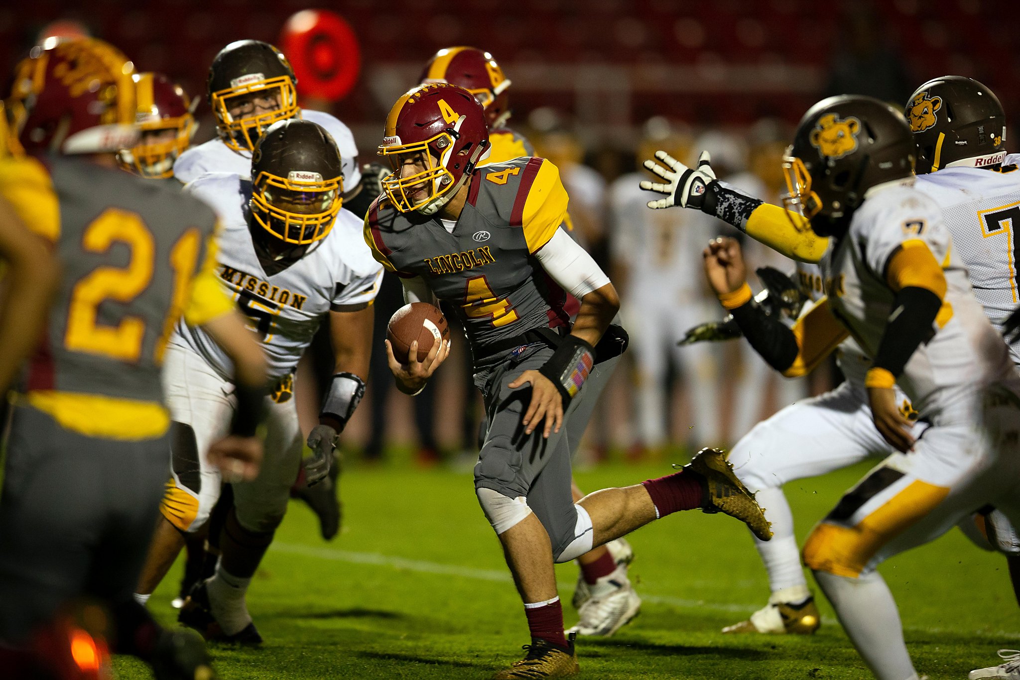 Lincoln prevails in San Francisco's Thanksgiving high school football  championship game