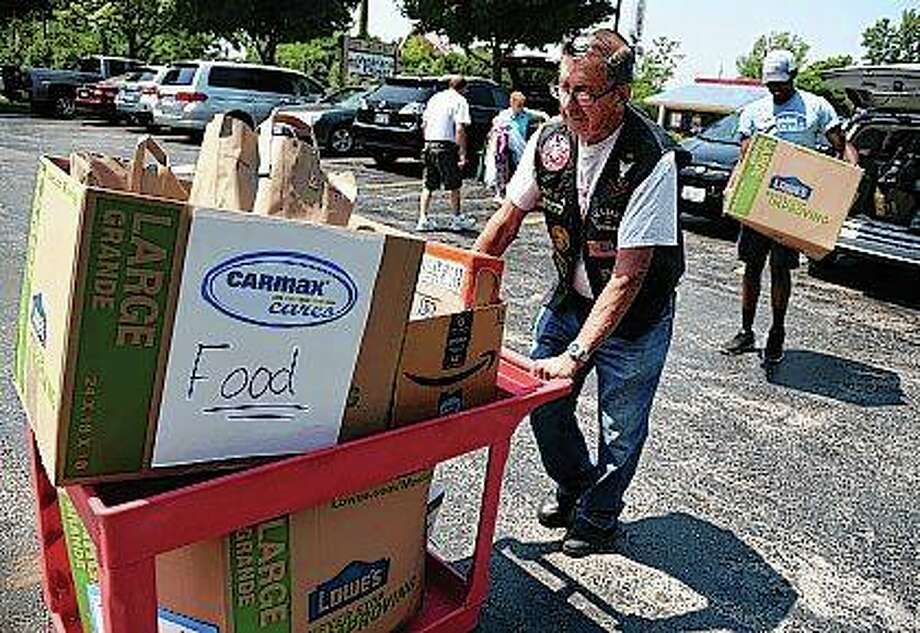 Man Finds Purpose Aiding Other Veterans Jacksonville Journal Courier Volunteer Russ Pops Mccann Assists With The Delivery Of Items Donated By Carmax Employees