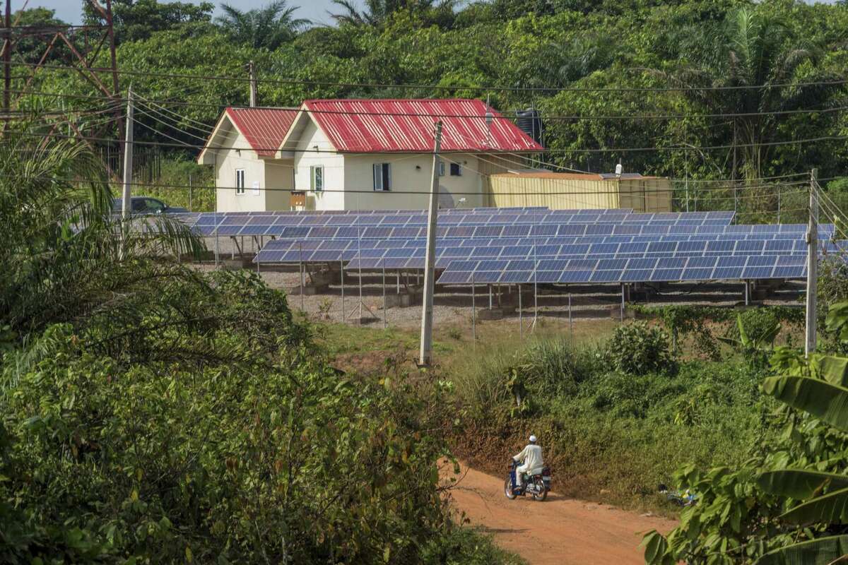 Solar panels in Gbamu Gbamu, Nigeria, Nov. 17, 2018. Six pilot solar mini-grids operating since January and February in five Nigerian states give 15,000 people access to reliable electricity. (Andrew Esiebo/The New York Times)