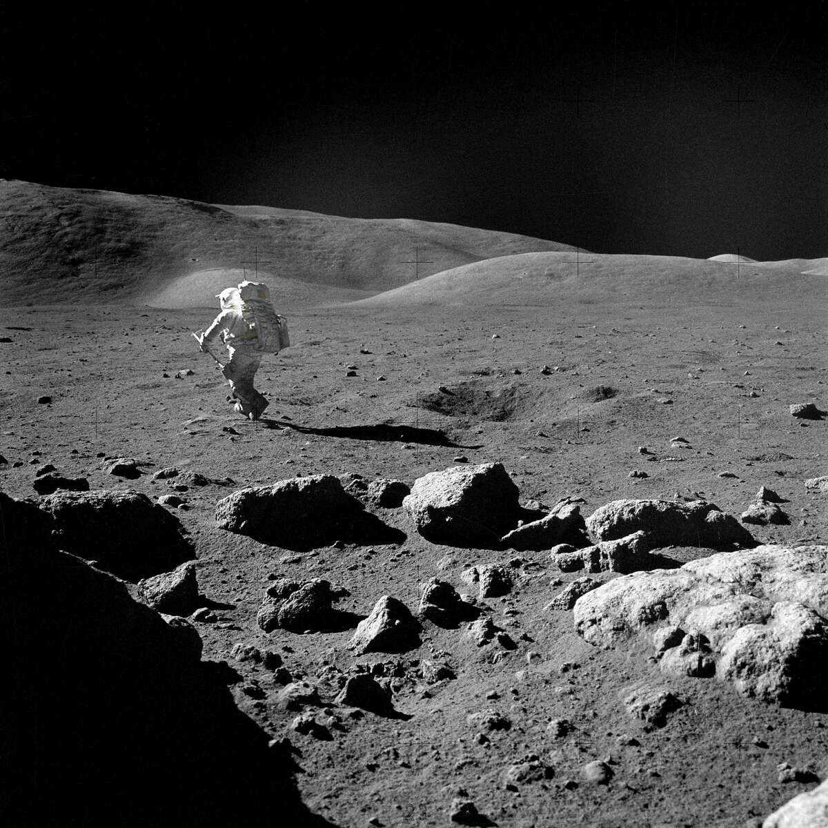 哈里森·施密特(Harrison Schmitt)前往月球表面的一块选定的岩石，取回样本进行研究。这一动作由阿波罗17号机组指挥官、宇航员尤金·塞尔南拍摄。