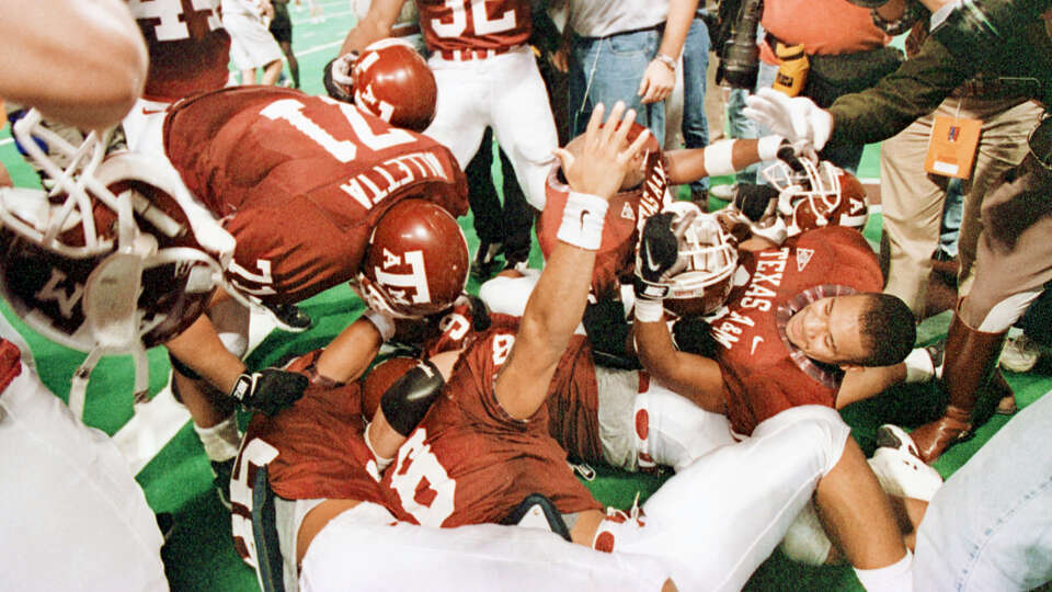 Karen Warren. Texas A&M University Vs Kansas State University at Trans World Dome in St. Louis for the Big 12 Championship Game. Also, featuring Michael Bishop. HOUCHRON CAPTION (12/06/1998): Sirr Parker is mobbed by teammates on the ground as the Aggies erupt in celebration of their Big 12 Championship after Saturday's hard-fought win over previously unbeaten Kansas State HOUCHRON CAPTION (08/22/1999): Yes, Sirr!: After Sirr Parker scored the game-winning touchdown against Kansas State last year, A&M players piled on in celebration of their first Big 12 championship. HOUSTON CHRONICLE SPECIAL SECTION: COLLEGE FOOTBALL '99.