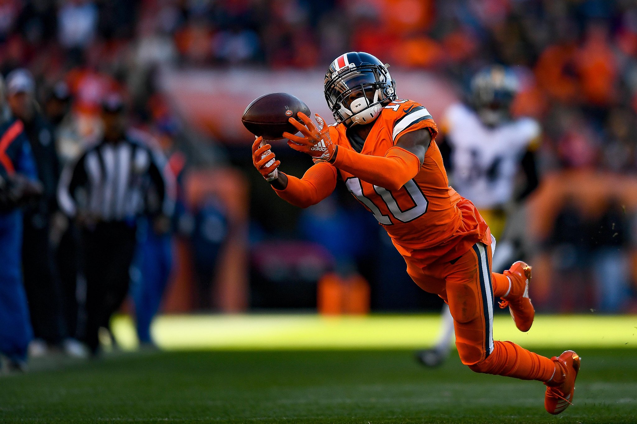 Wide receiver Emmanuel Sanders of the San Francisco 49ers warms up