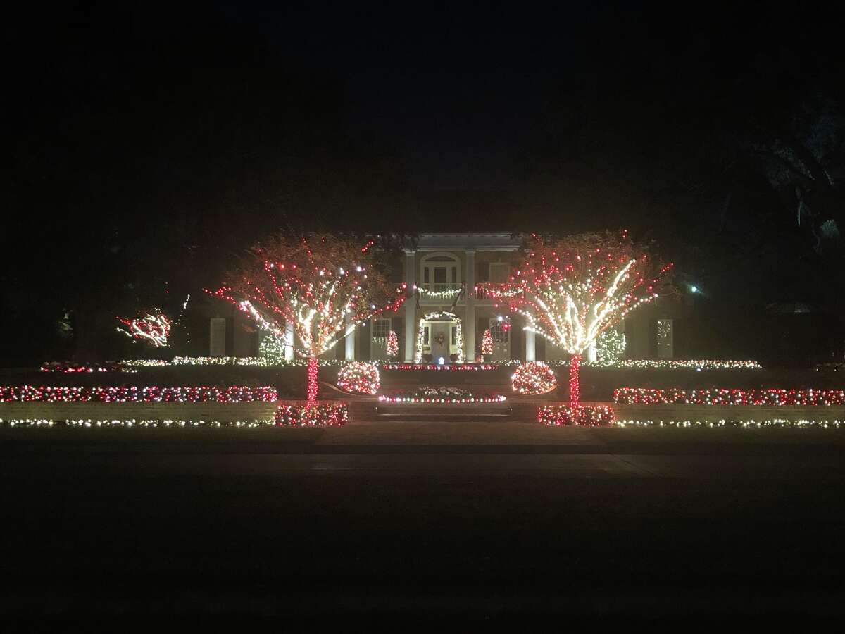 The Best River Oaks Christmas Light Displays This Year