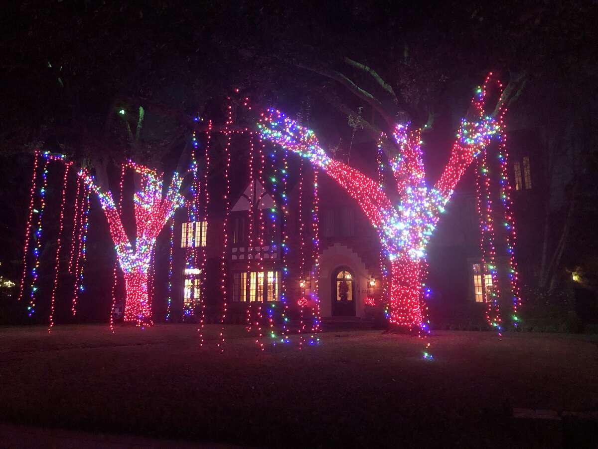 The best River Oaks Christmas light displays this year