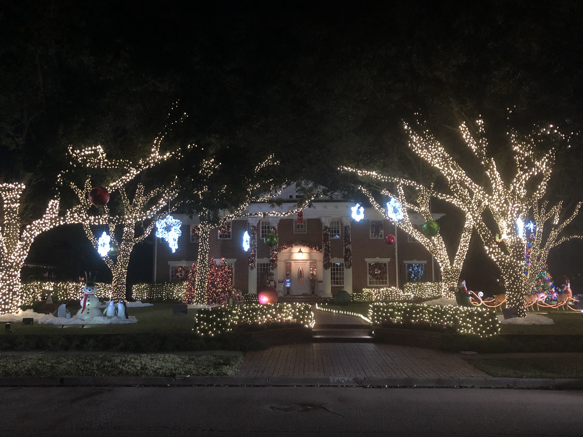 The best River Oaks Christmas light displays this year