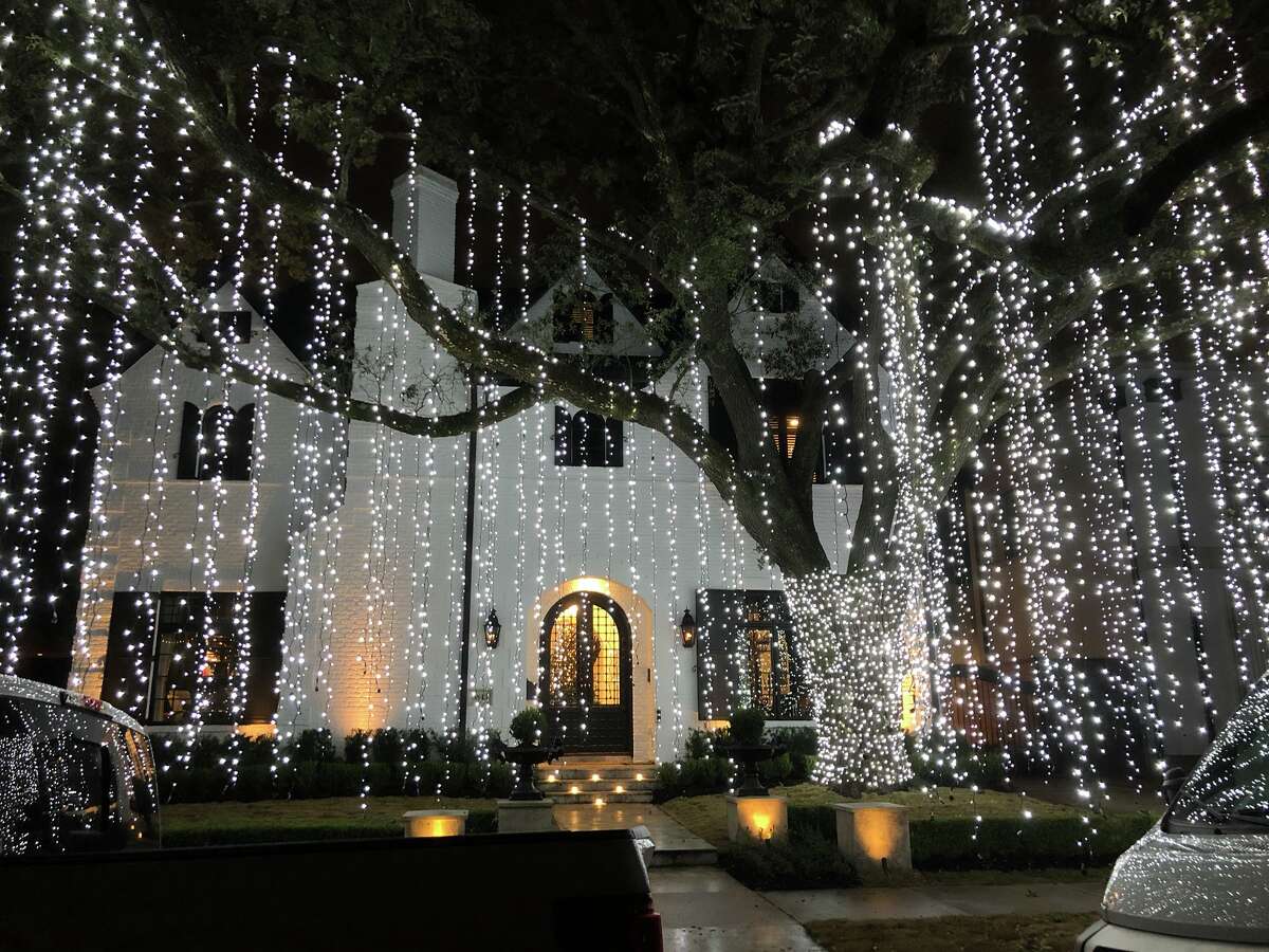 The best River Oaks Christmas light displays this year