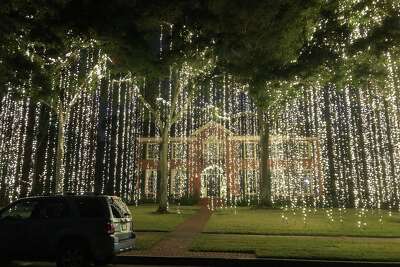 River Oaks Christmas Lights 2022 Route Here's Where To See The Best Christmas Lights Around Houston This Year