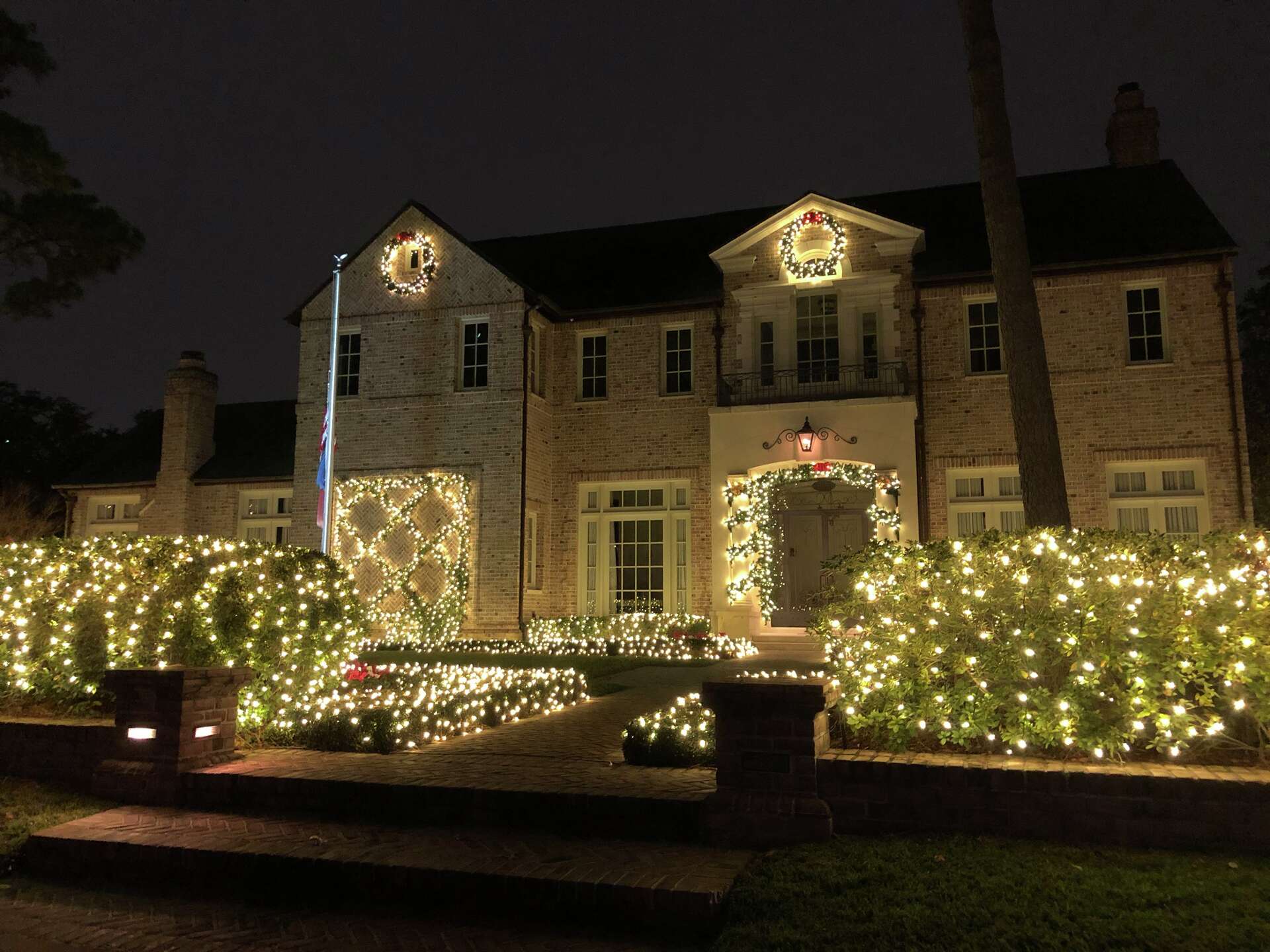 The best River Oaks Christmas light displays this year