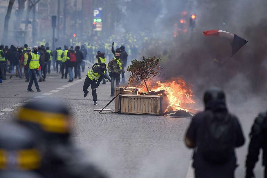 1000 Arrested As Riots Again Erupt In Paris Sfgate