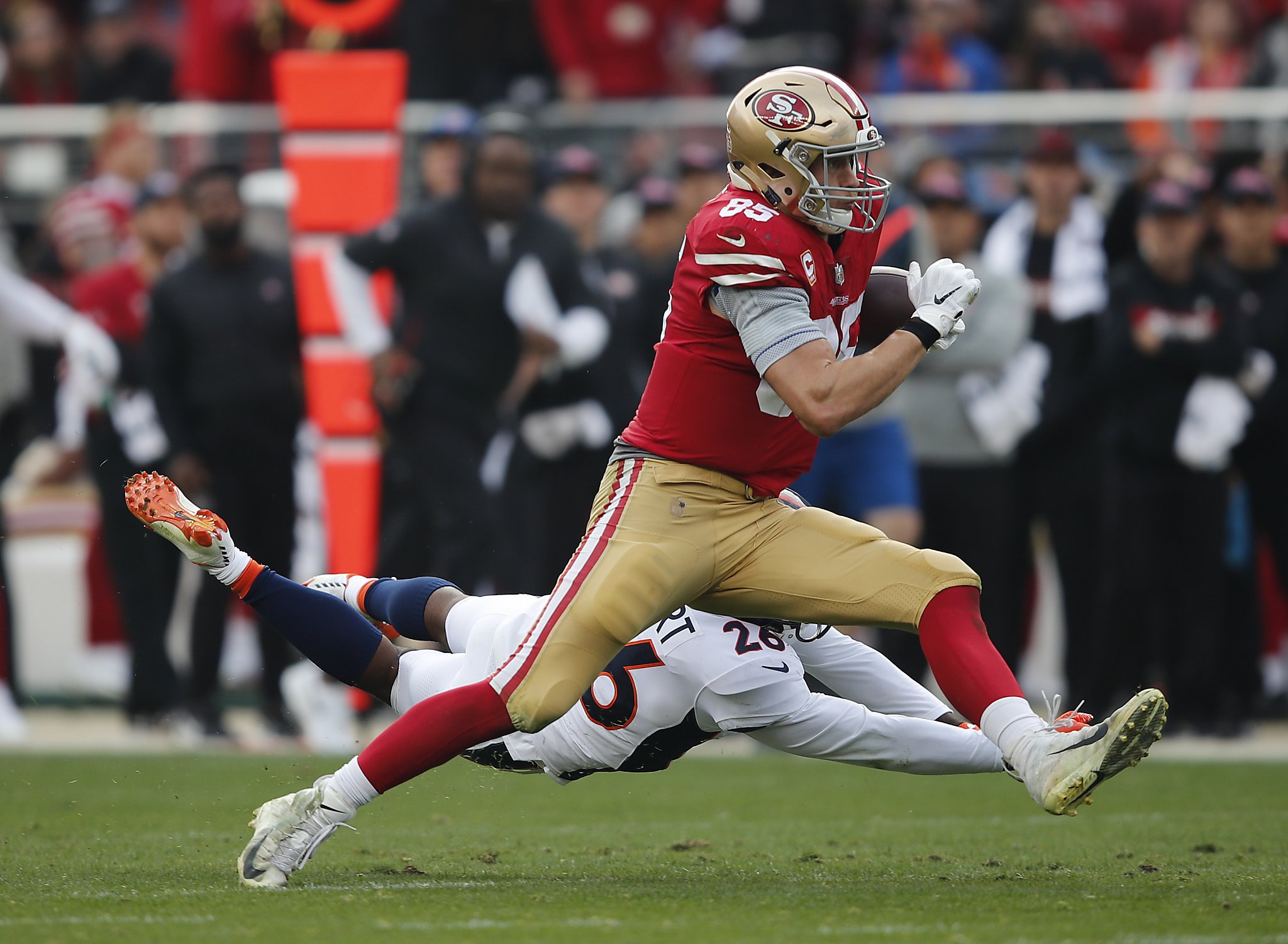 August 19, 2017: San Francisco 49ers tight end George Kittle (85) runs for  a big gain after the catch in the game between the Denver Broncos and San  Francisco 49ers, Levi Stadium