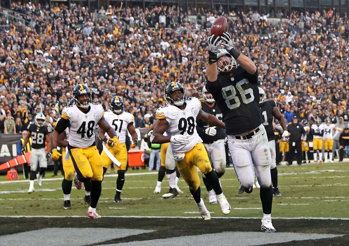 Oakland Raiders' Lee Smith catches a 4th quarter touchdown pass during Raiders' 24-21 win over Pittsburgh Steelers in NFL game at Oakland Coliseum in Oakland, Calif. on Sunday, December 9, 2018.