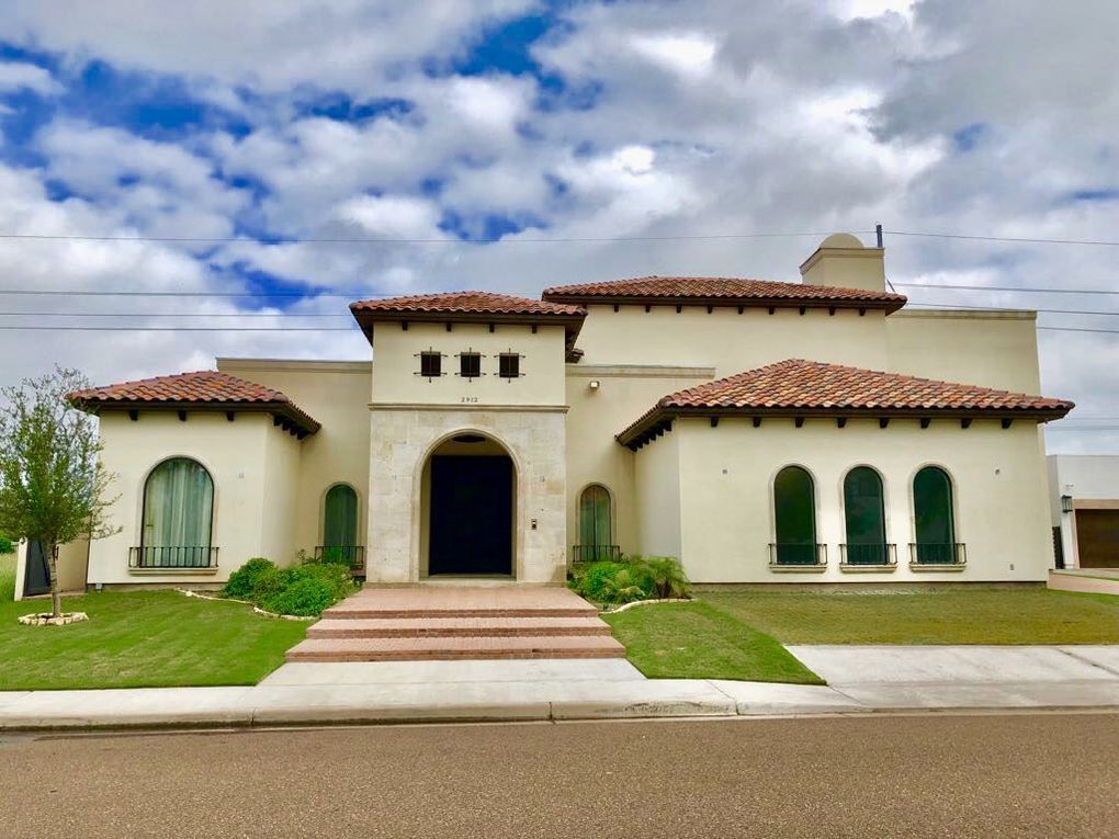 Photos 1.2M home in Laredo includes swimming pool with spa