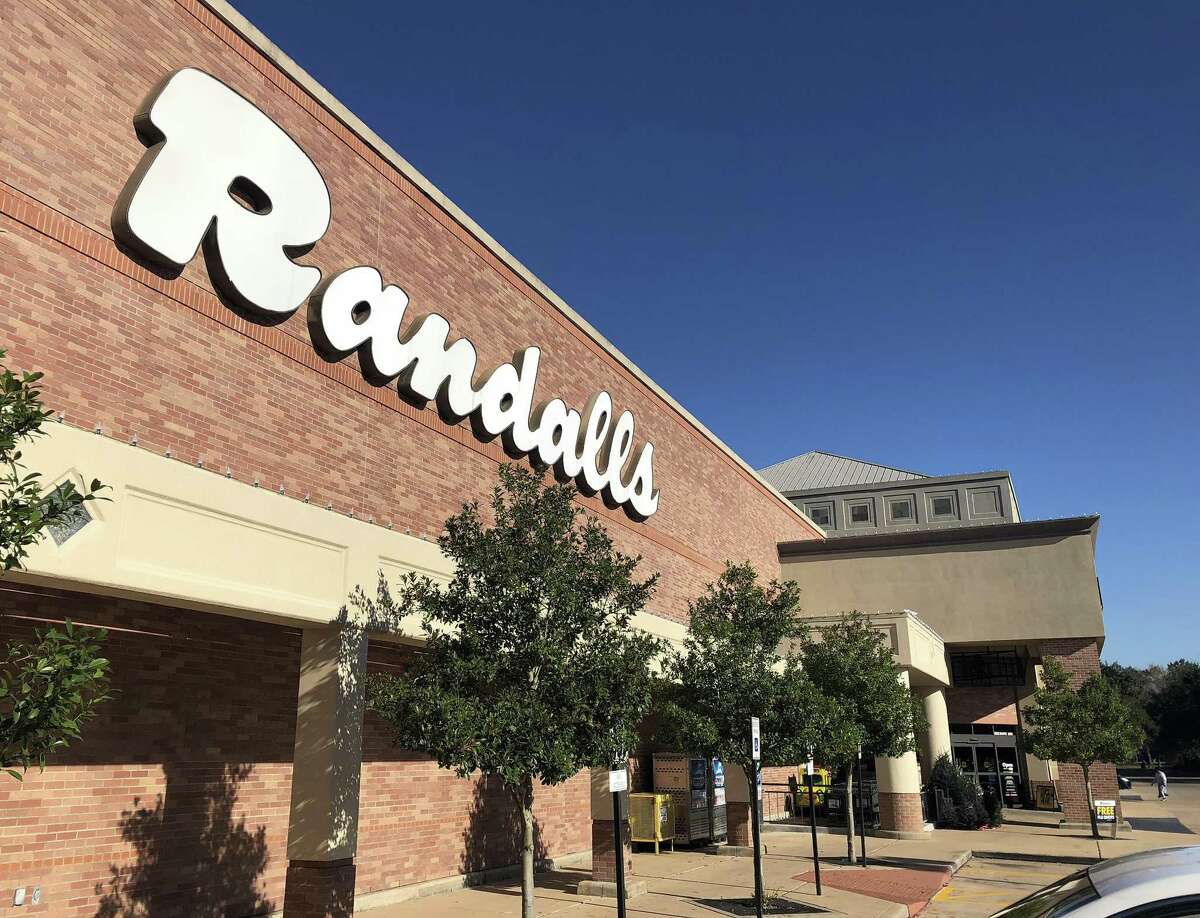 Supermarkets lost more than 2,000 of those jobs last year, in a downward trend that began in December 2016 when the region’s grocers employed more than 58,000 people in Greater Houston. That number is now down 5 percent to 55,000 workers. Randalls, a subsidiary of national supermarket company Albertsons, closed seven area stores in 2018 as it faced fierce regional and national competitors that offered lower prices and wider selections.