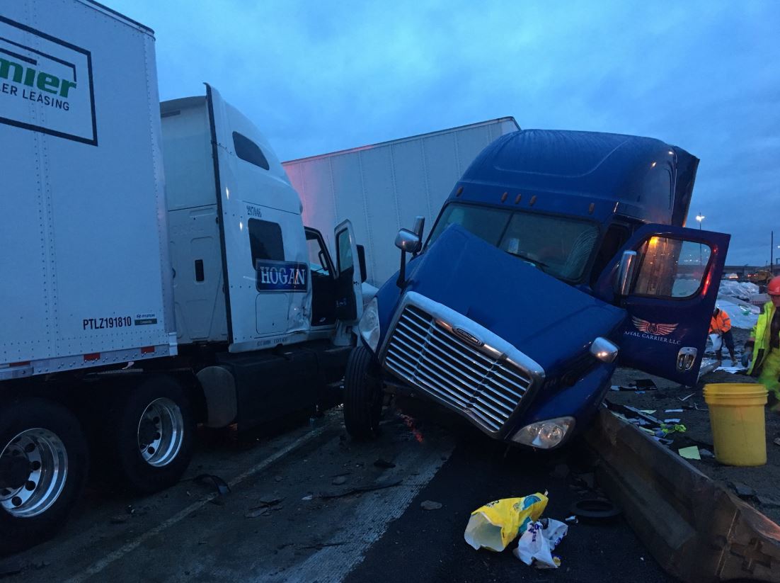 Southbound I-5 in Tacoma blocked after crash involving 2 tractor trailers