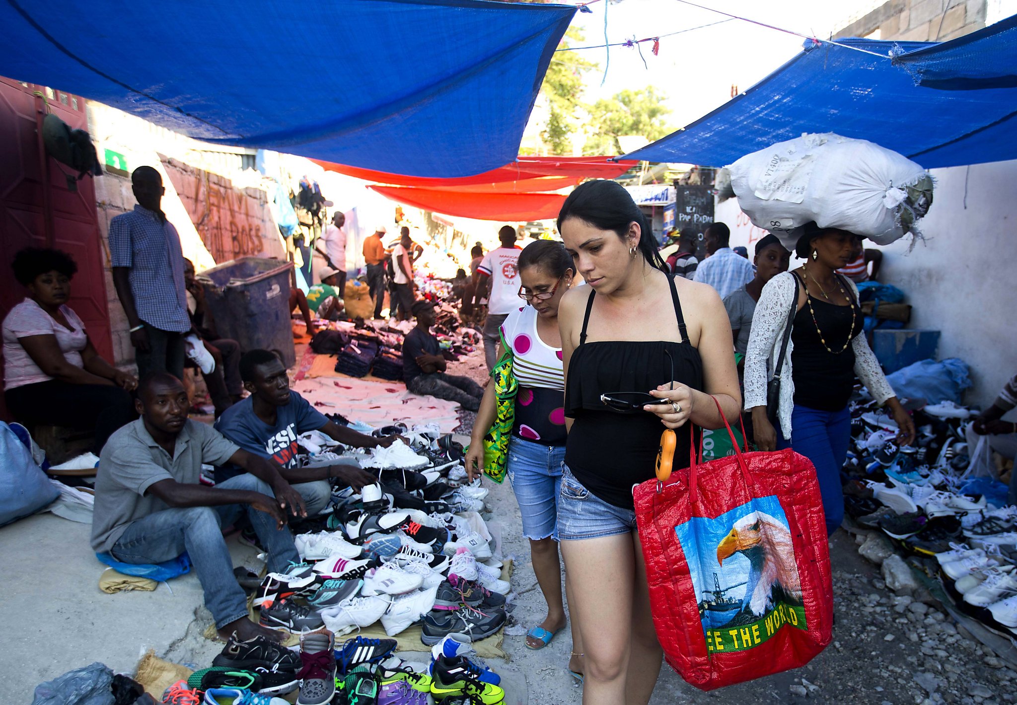 Cuban shoppers hunt bargains across the globe 