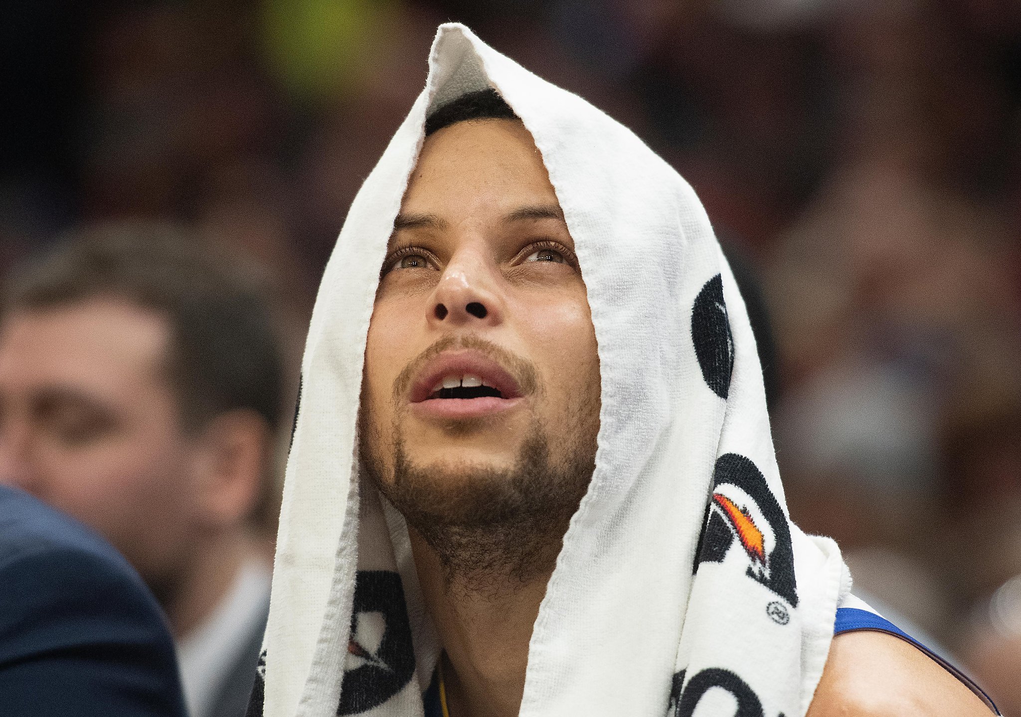 Steph Curry honors Warriors legends by wearing their jerseys