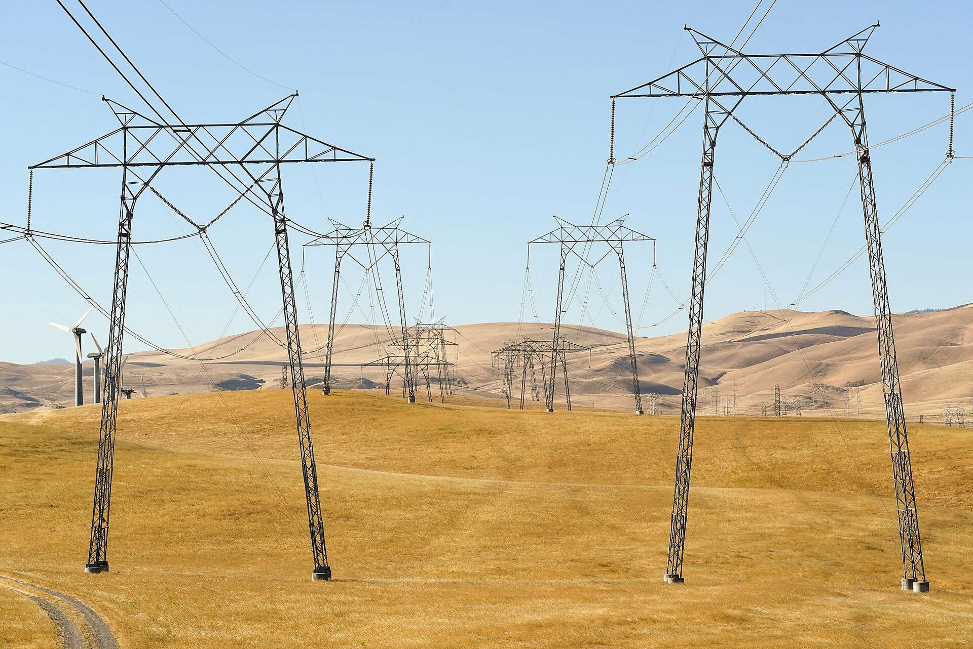 PG&E: Massive power shut-off to hit 800,000 customers, could extend nearly  a week