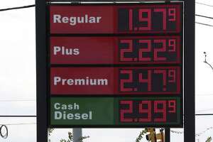San Antonio gas prices continue to fall into Christmas week