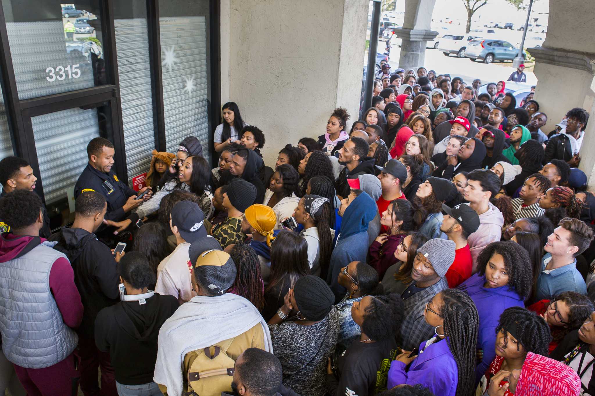 Hundreds of Lil Wayne fans line up for free concert tickets