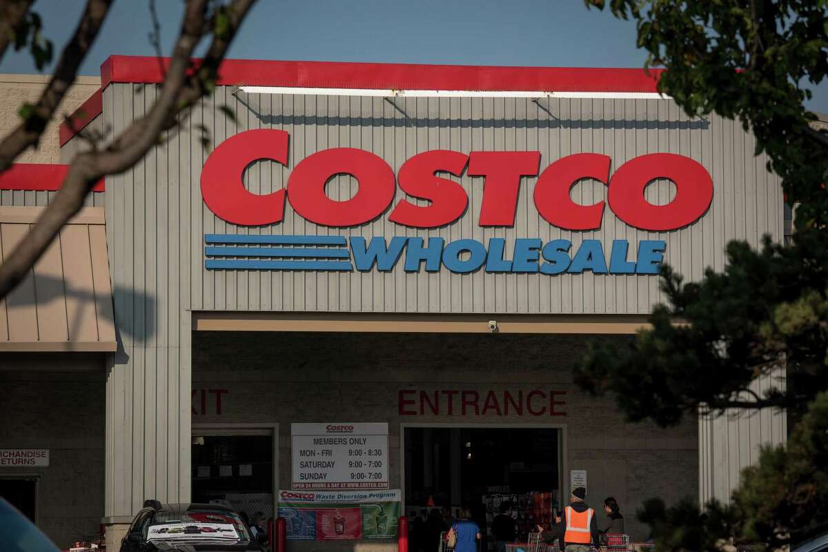 Signage is displayed outside a Costco Wholesale Corp. store in Richmond, California, U.S., on Monday, Dec. 10, 2018. Costco Wholesale Corp. is scheduled to release earnings figures on December 13. Photographer: David Paul Morris/Bloomberg