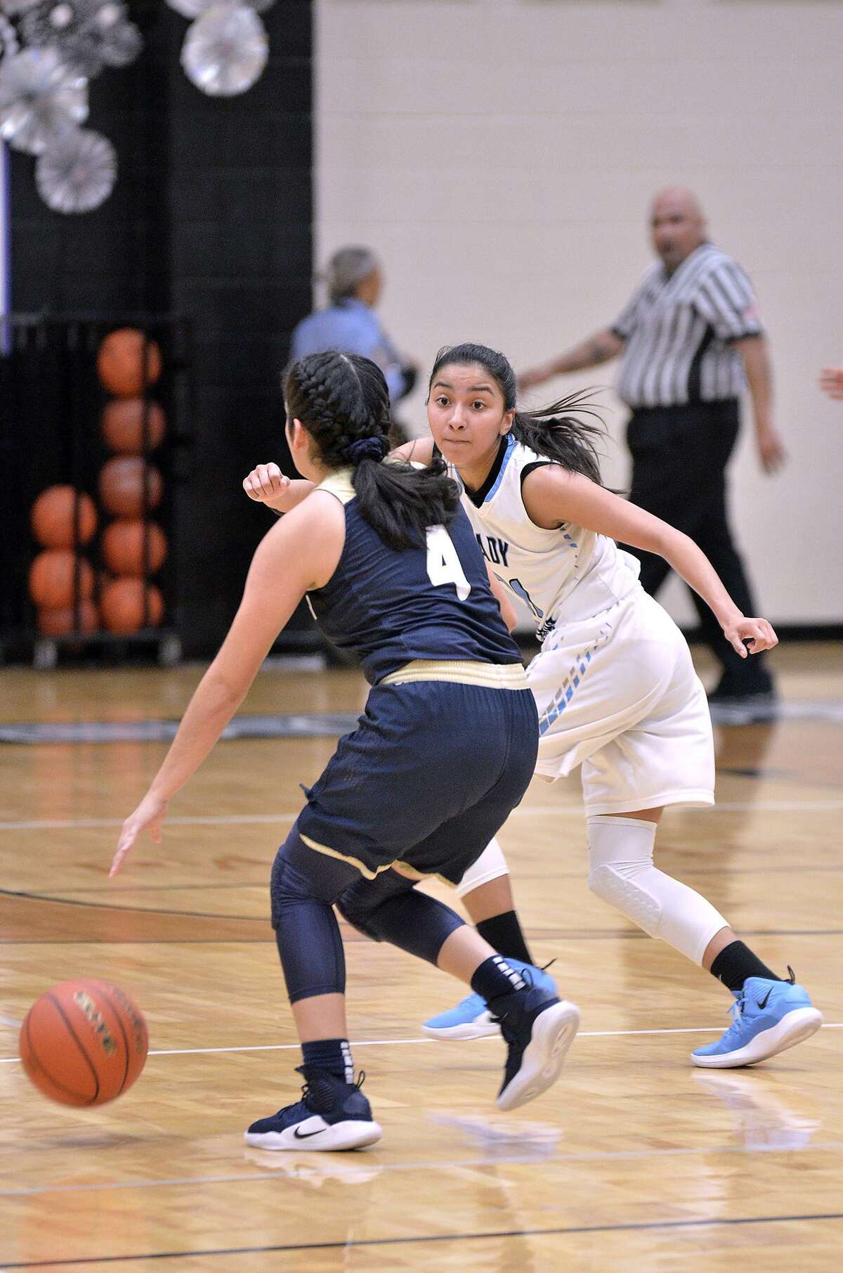 Lori Arizola and United South picked up a 66-37 victory over Alexander on Tuesday night in a early-season UISD showdown.