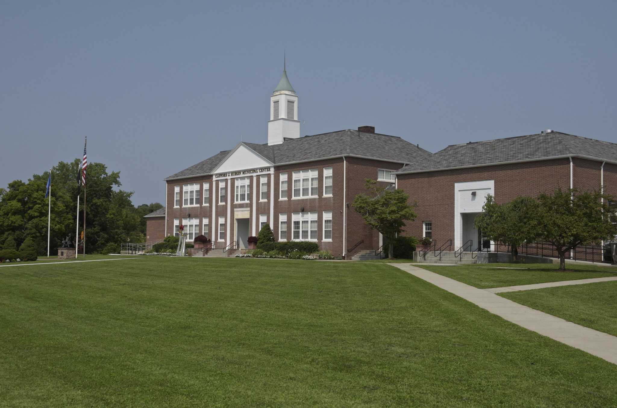 Bethel town clerk returns to regular office