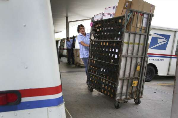 Dodging Dogs San Antonio Mail Carriers Deliver The Holiday