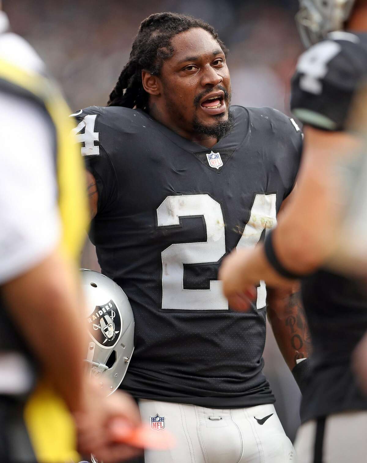 Raiders' Marshawn Lynch, running strong at 32, faces former team in England