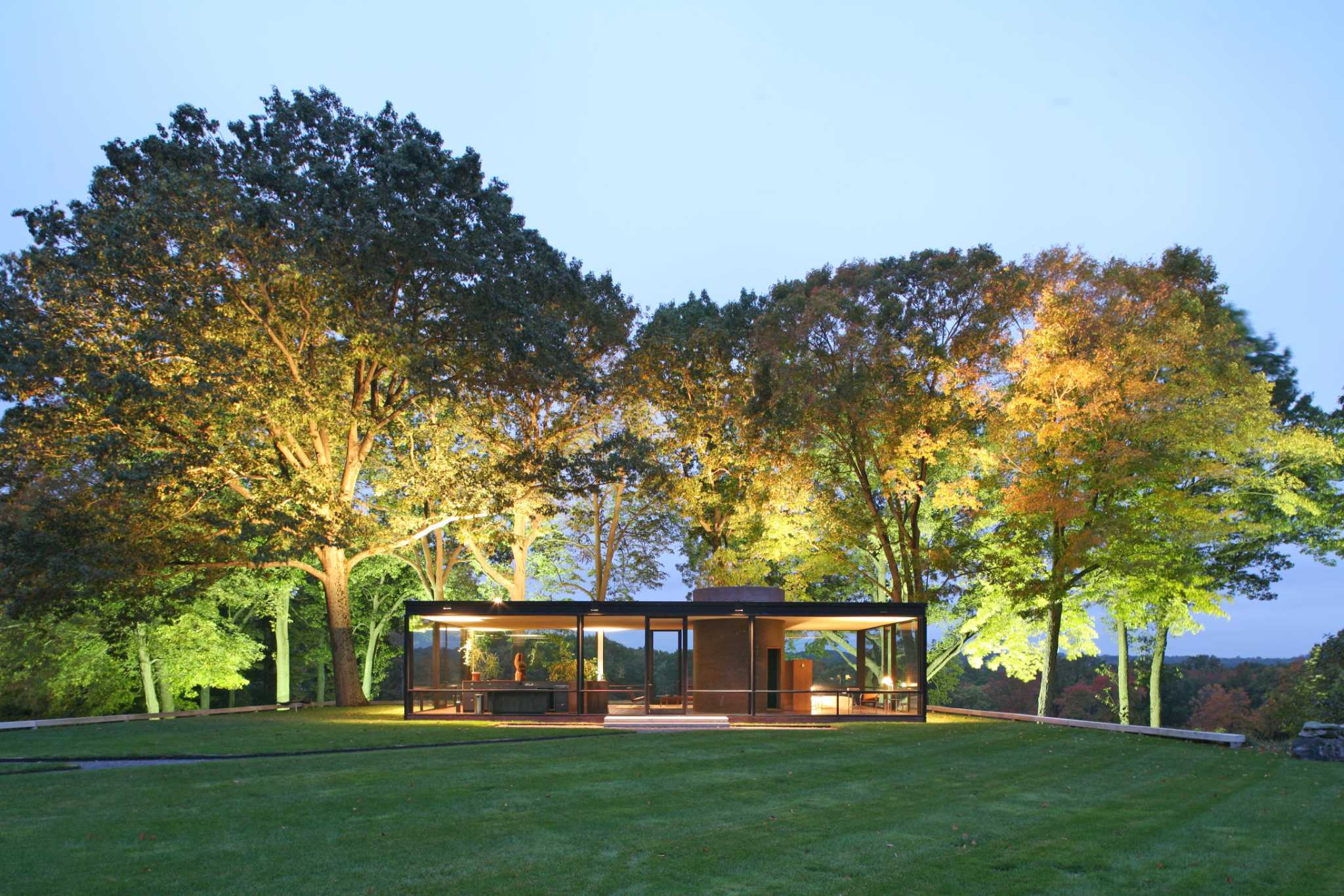 The johnson house. Филип Джонсон Glass House. Стеклянный дом Филипа Джонсона. Стеклянный дом (Glass House), Нью-Канаан, Коннектикут, США (1949 Г.). Стеклянный дом (Нью-Кейнан).