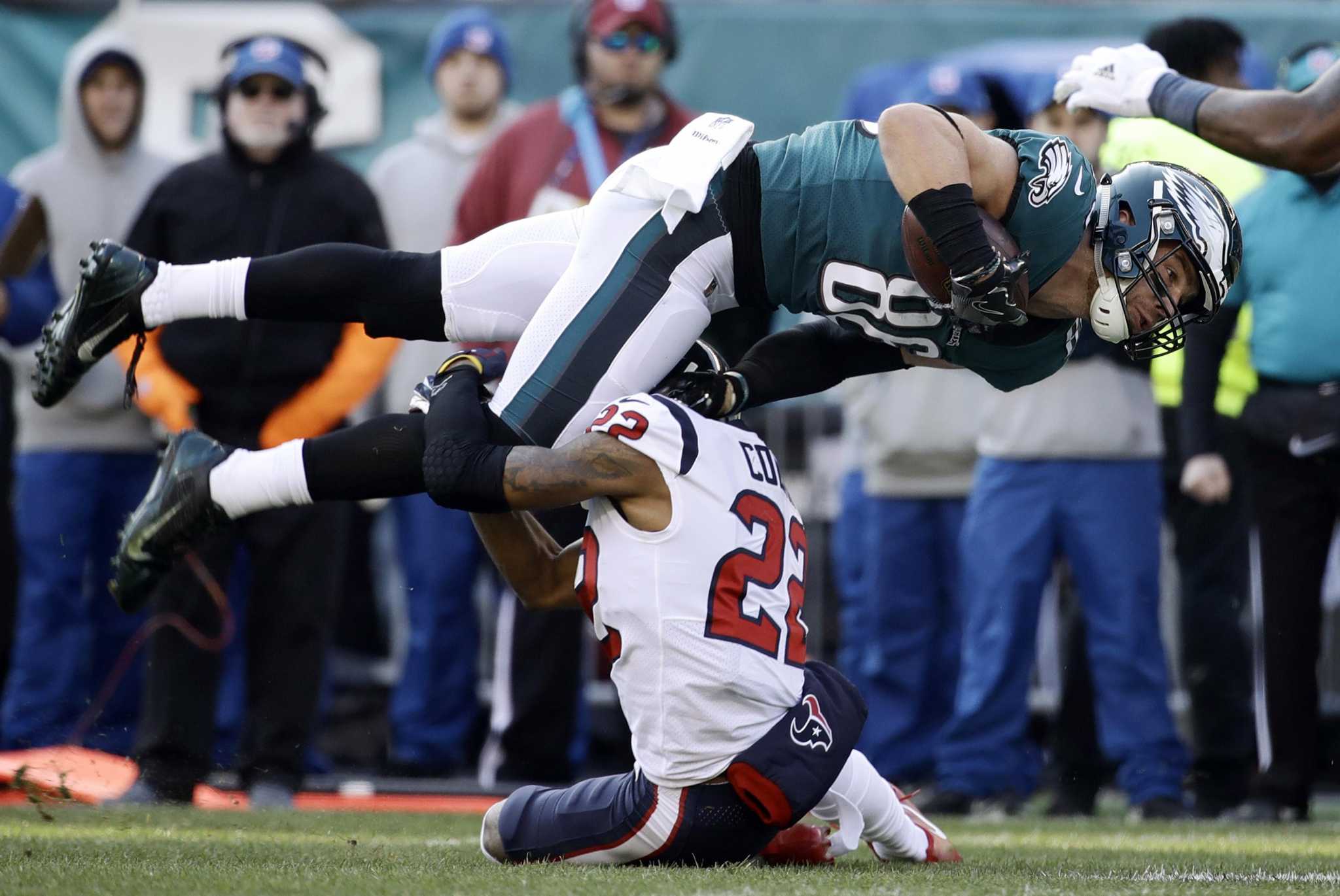 Eagles stay alive with 32-30 win over Texans