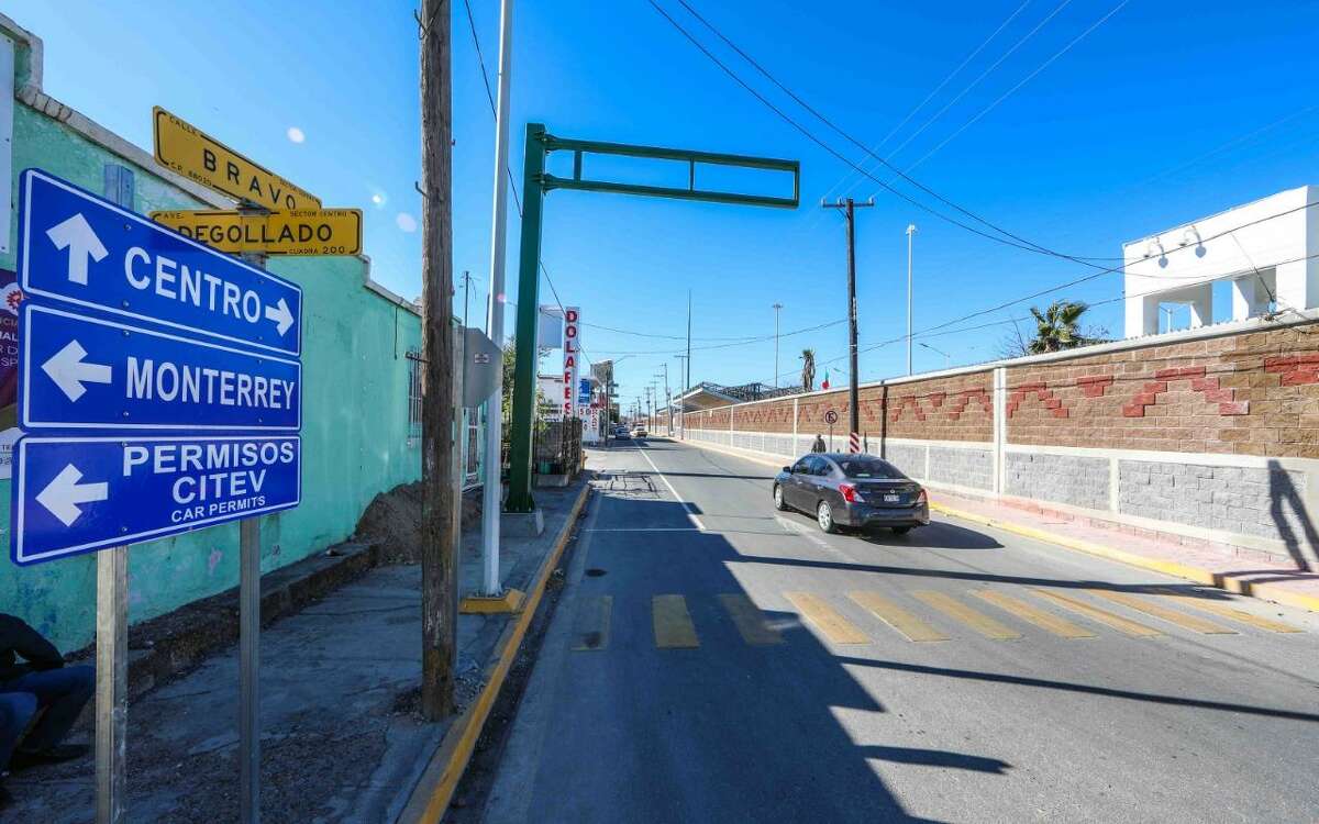 Personal municipal de la Coordinación de Señalización y Semaforización de Nuevo Laredo, México, colocó señalamientos viales en las áreas de los puentes internacionales con el fin de que los visitantes y paisanos puedan orientarse.
