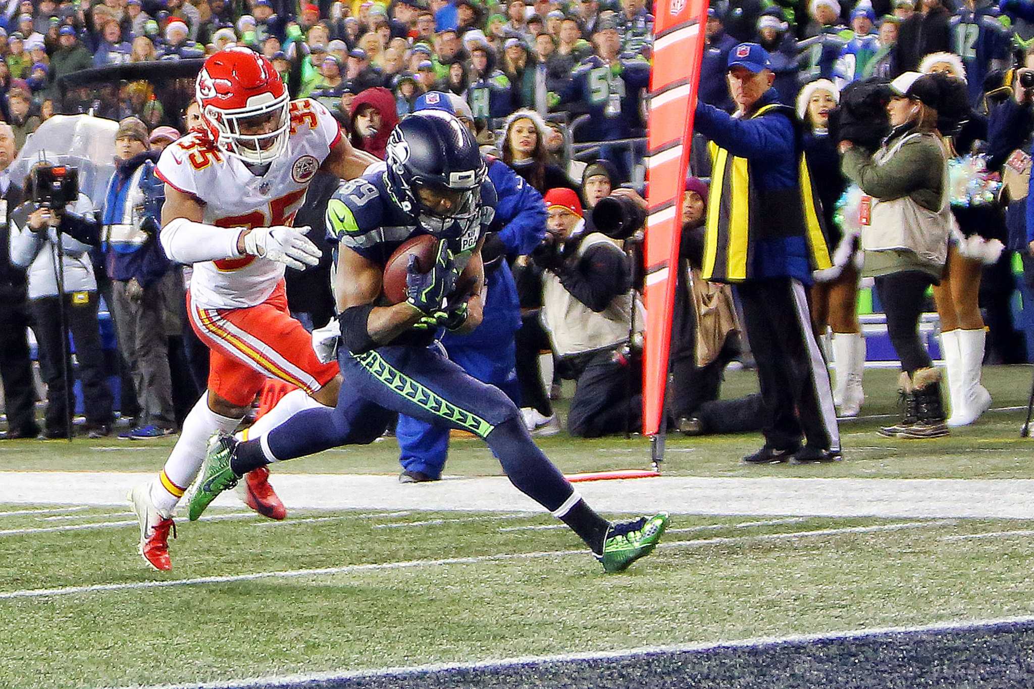 Seahawks clinch playoff berth outlasting Chiefs 38-31