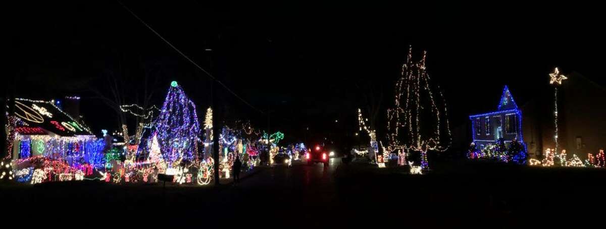 Middletown’s holiday light extravaganza collects food, cash for pantry