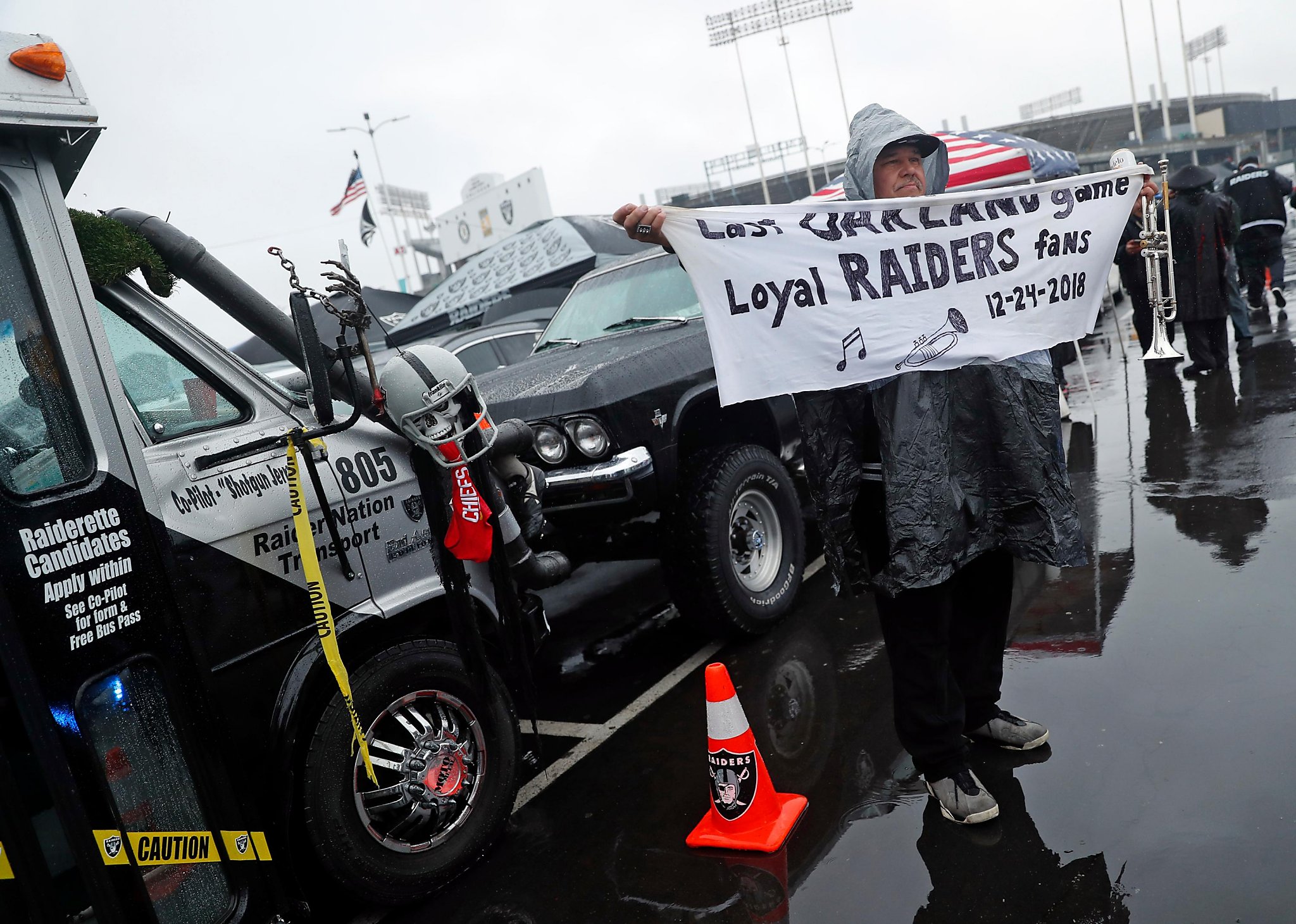 Oakland Raiders fans tailgate in rain at their team’s likely last