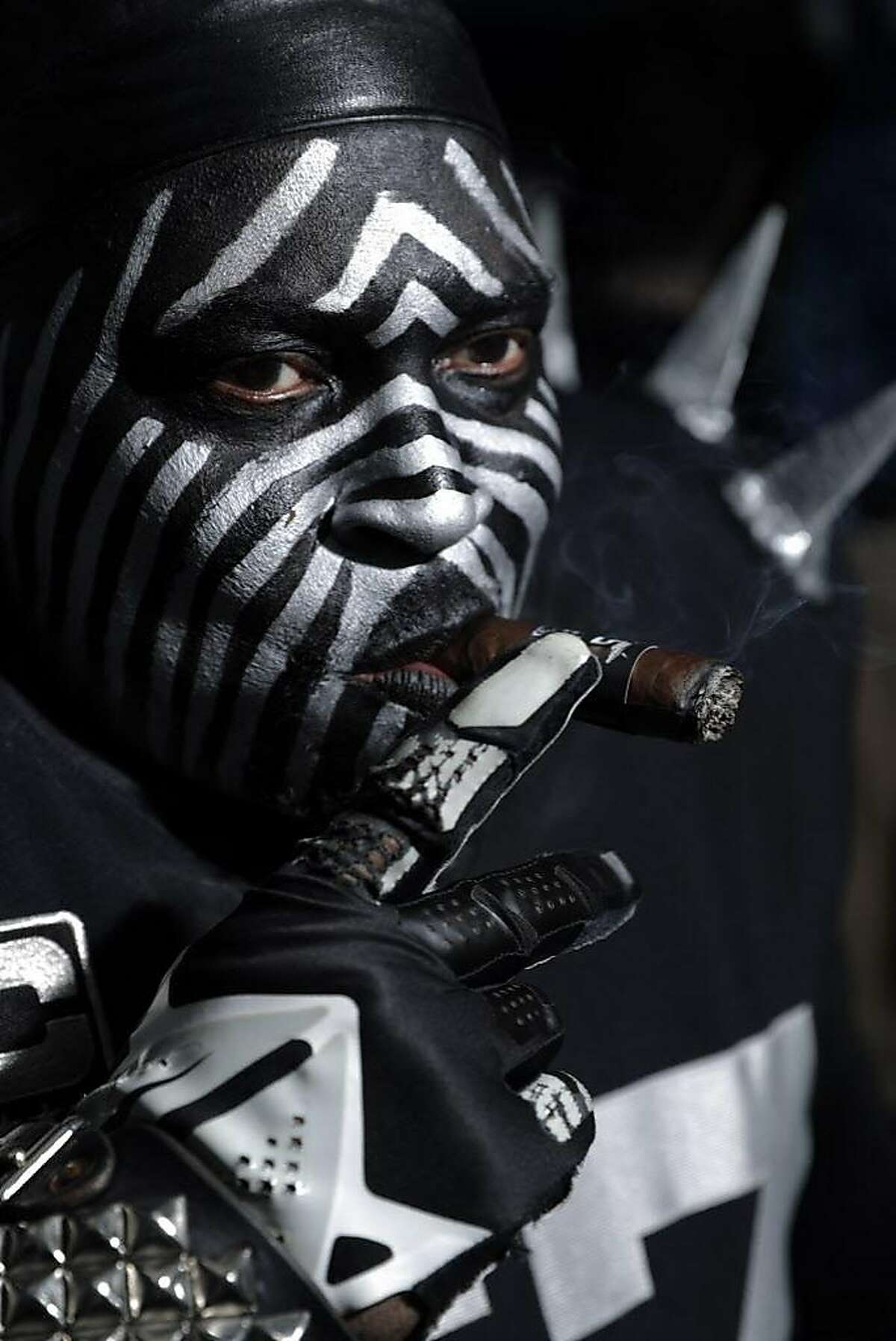 Oakland Raiders fans tailgate in rain at their team's likely last