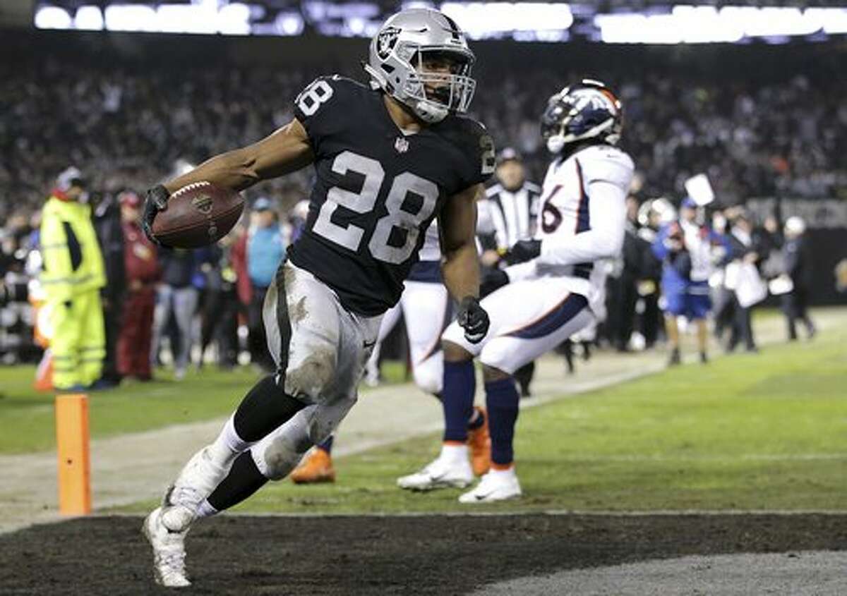 Raiders re-sign RB Doug Martin